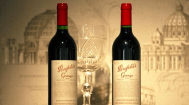 維州單日新增13507例，澳洲發(fā)布旅行警告并聚焦酒類(lèi)零售防疫；輝瑞Omicron專(zhuān)屬疫苗或?qū)⒆鳛榧訌?qiáng)針接種